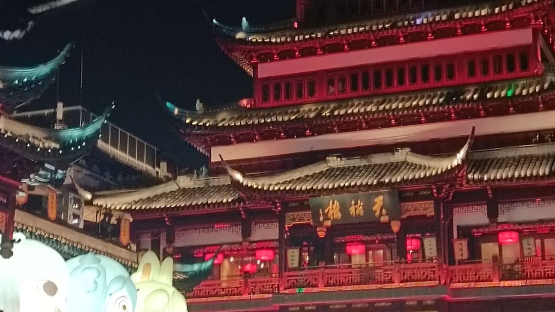Temple japonais illuminé la nuit